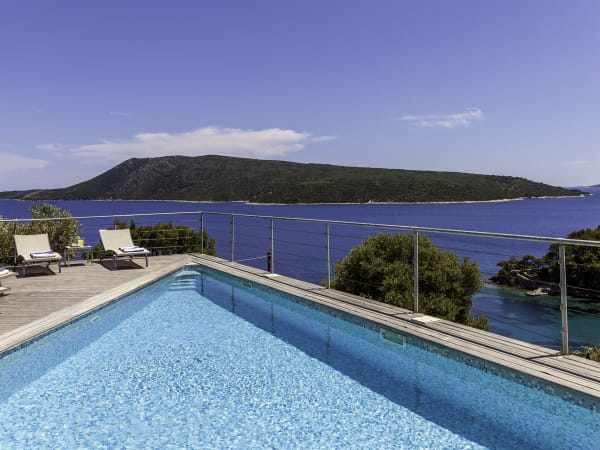 The pure lines of the villa and pool will delight connoisseurs of design.